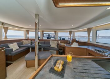 Charter catamaran Aura salon