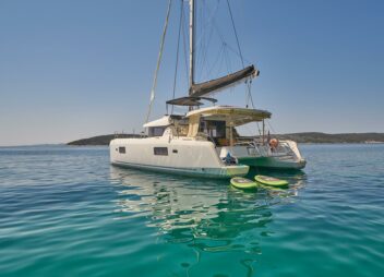 Charter sailing catamaran Aura