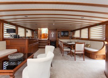 Croatian yacht charter Dolce Vita saloon
