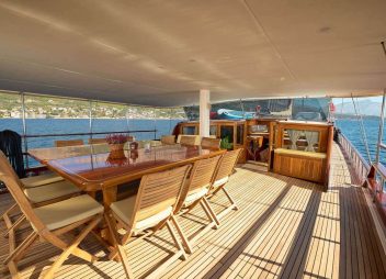 Croatian yacht charter Linda alfresco dining