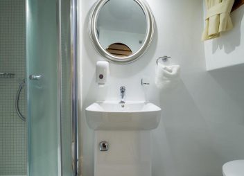 Croatian yacht charter Linda bathroom