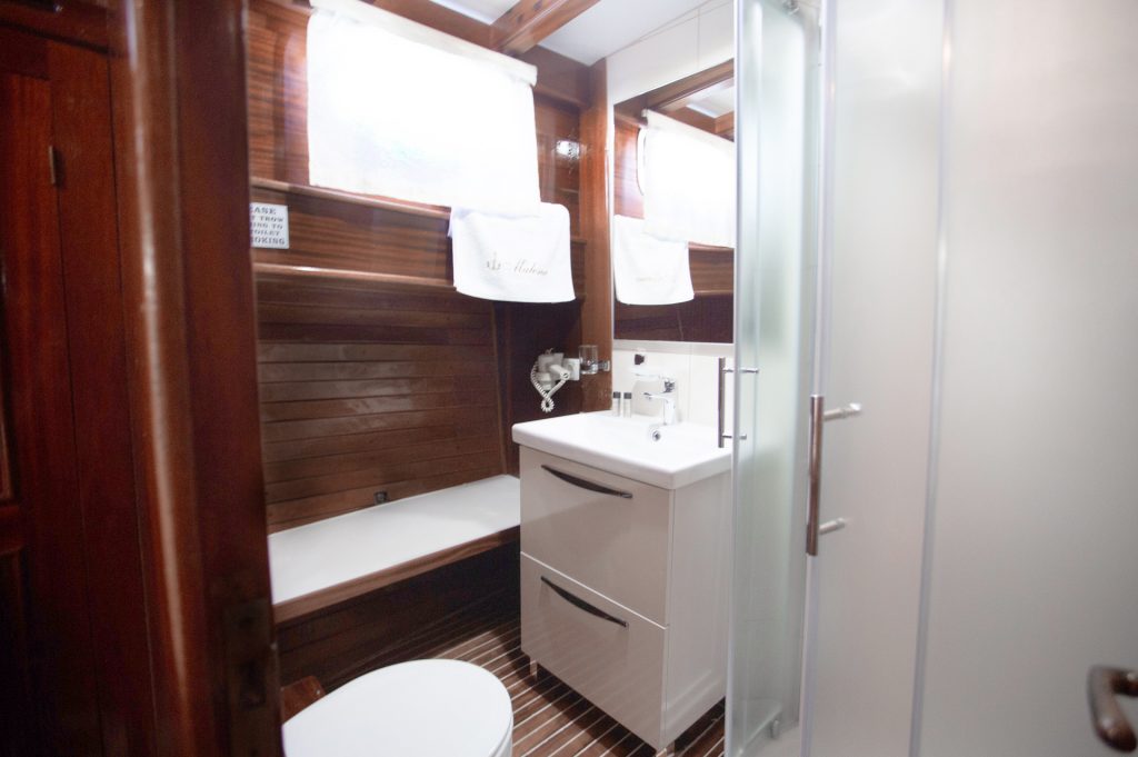 Croatian yacht charter Malena bathroom