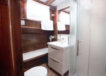 Croatian yacht charter Malena bathroom