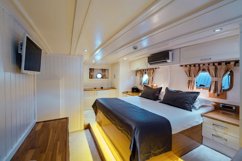 Croatian yacht charter Maske cabin