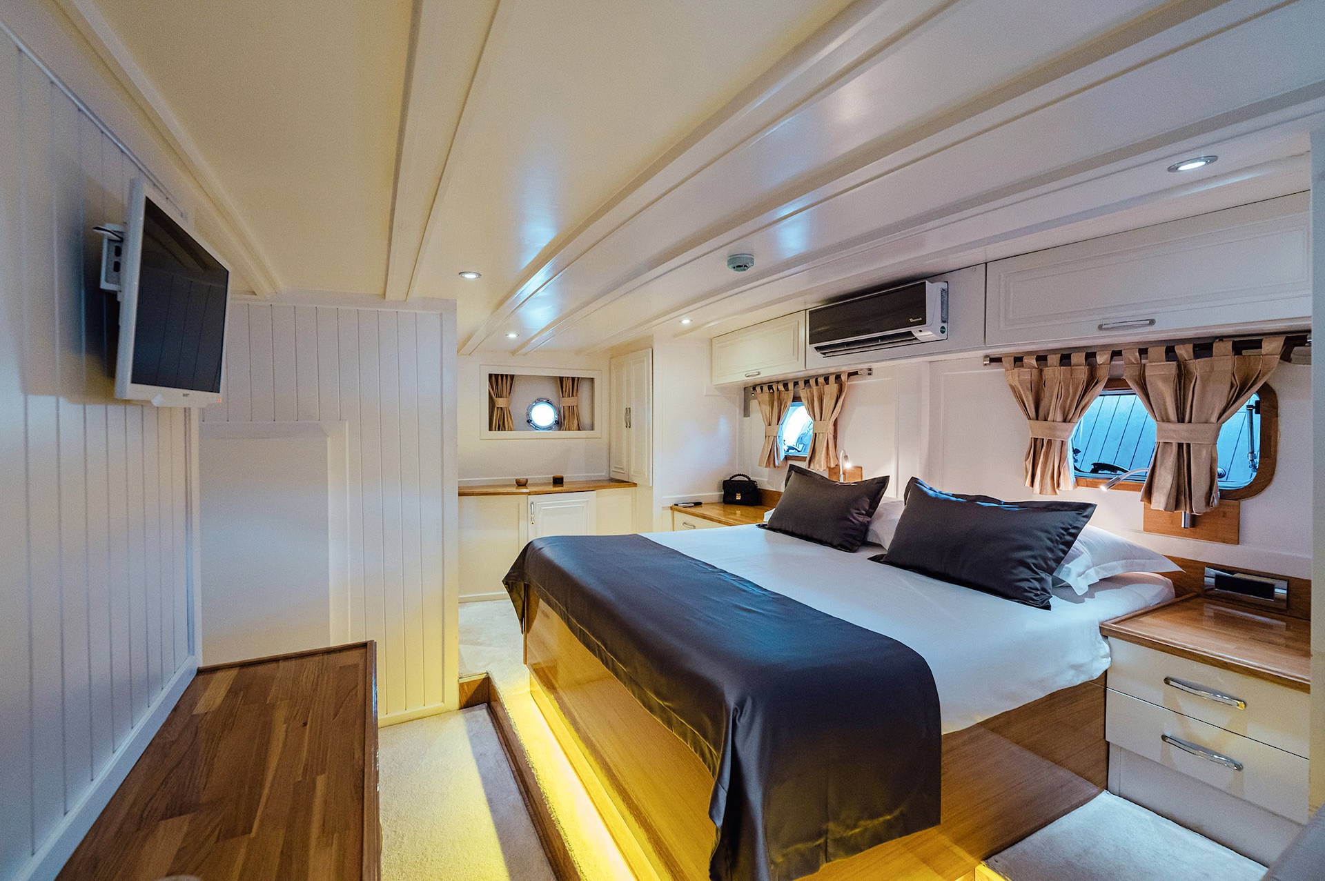 Croatian yacht charter Maske cabin