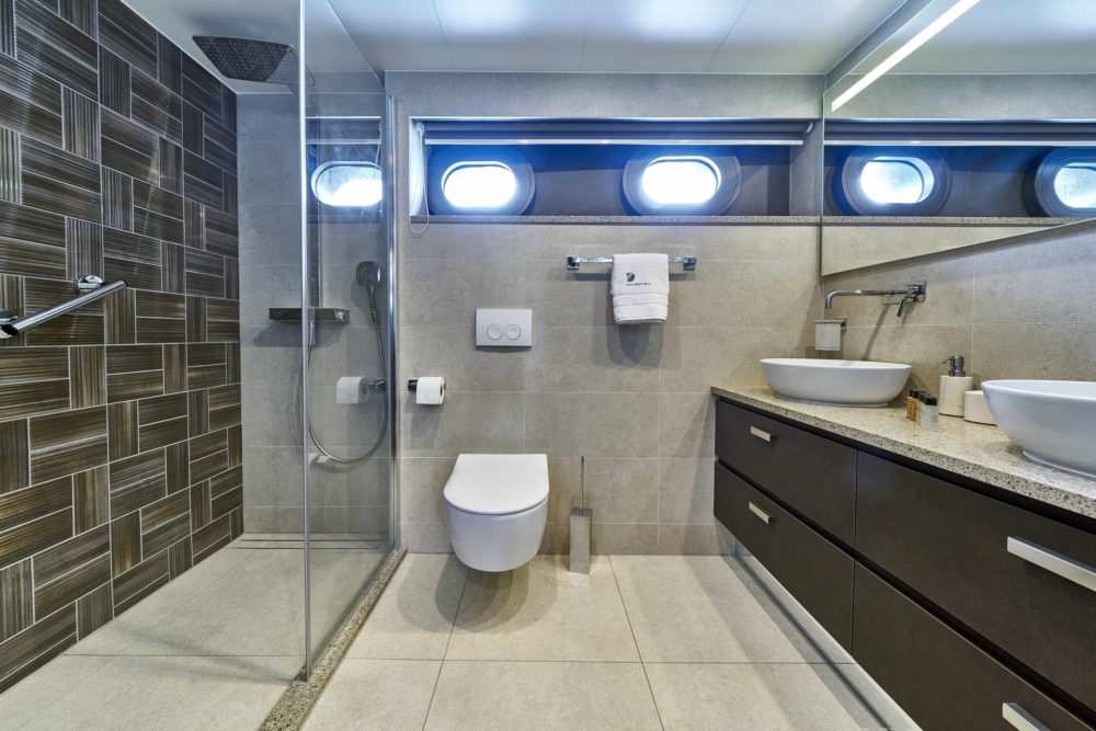 Dalmatino sailing yacht bathroom