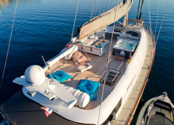 Flybridge sailing yacht San Limi