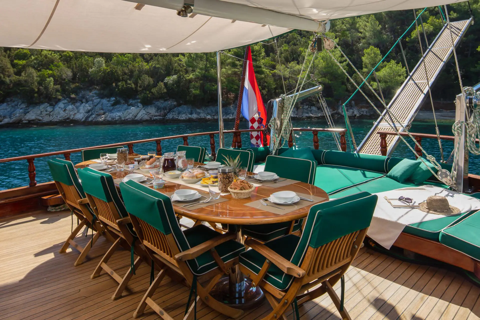 Gulet charter Carpe Diem 7 outdoor dining