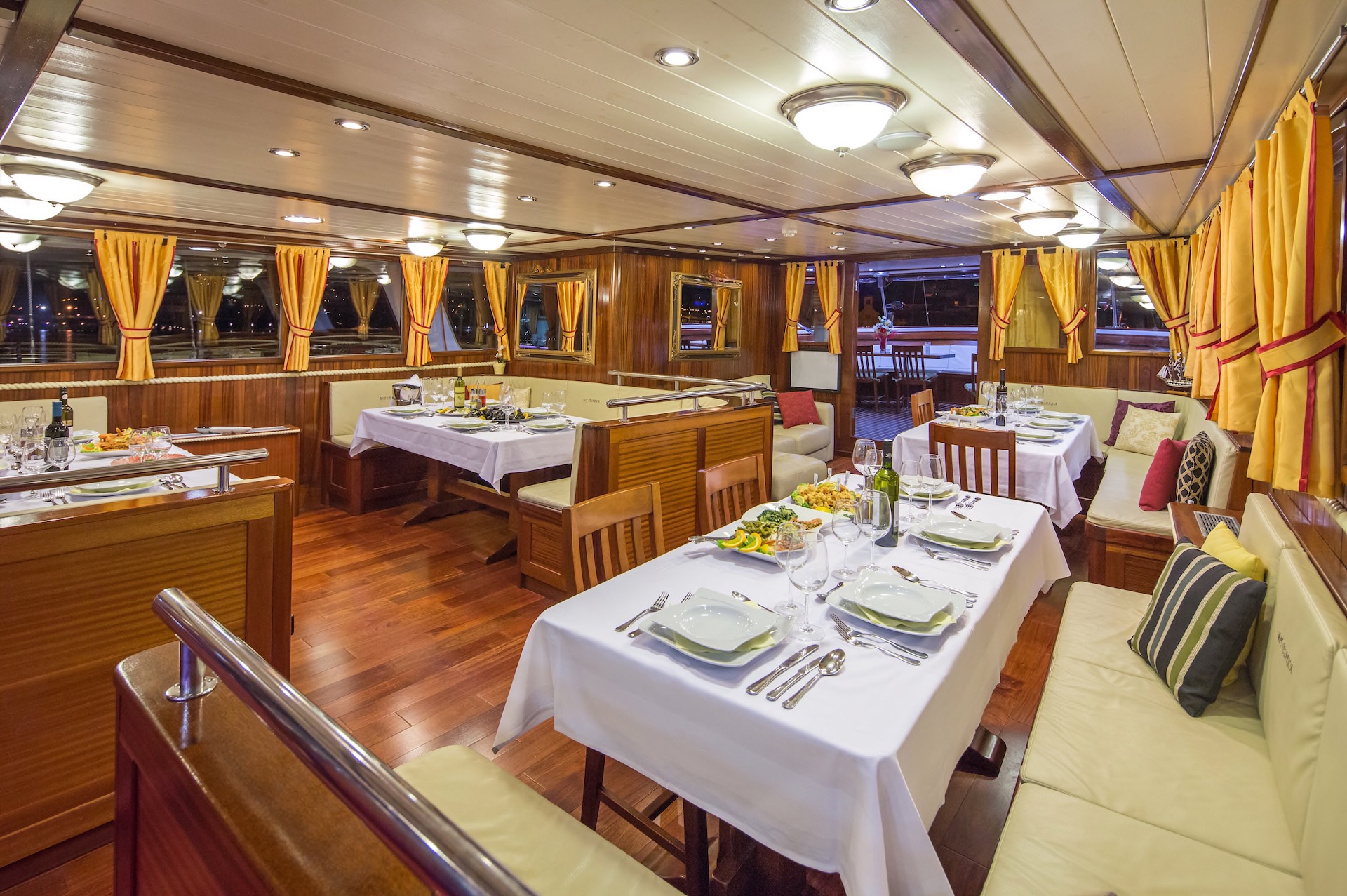 gulet yacht charter Cesarica main deck