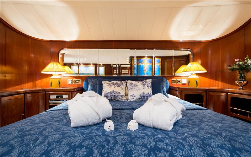 Luxury Classic Benetti Master cabin