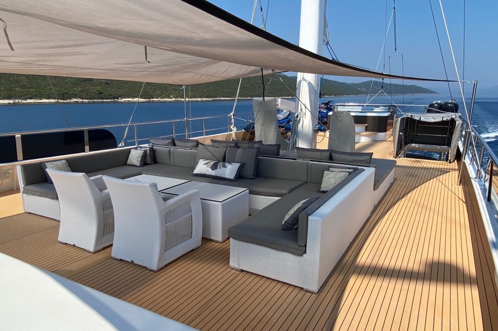 luxury yacht charter Aurum Sky