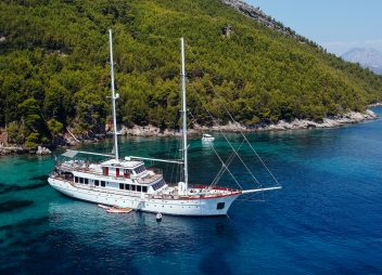 luxury yacht charter Corsario anchor