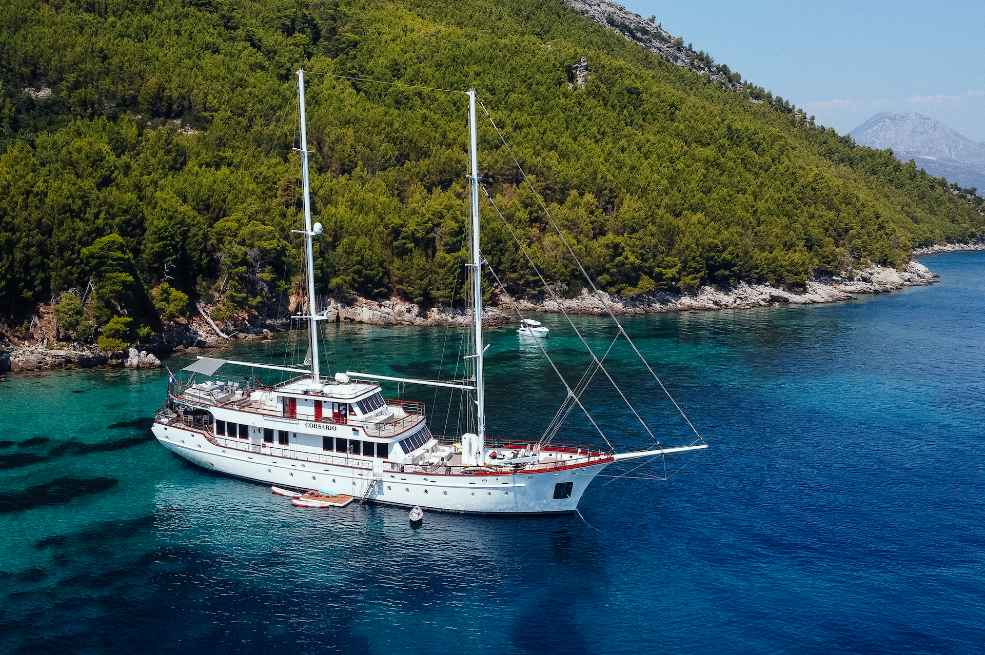luxury yacht charter Corsario anchor