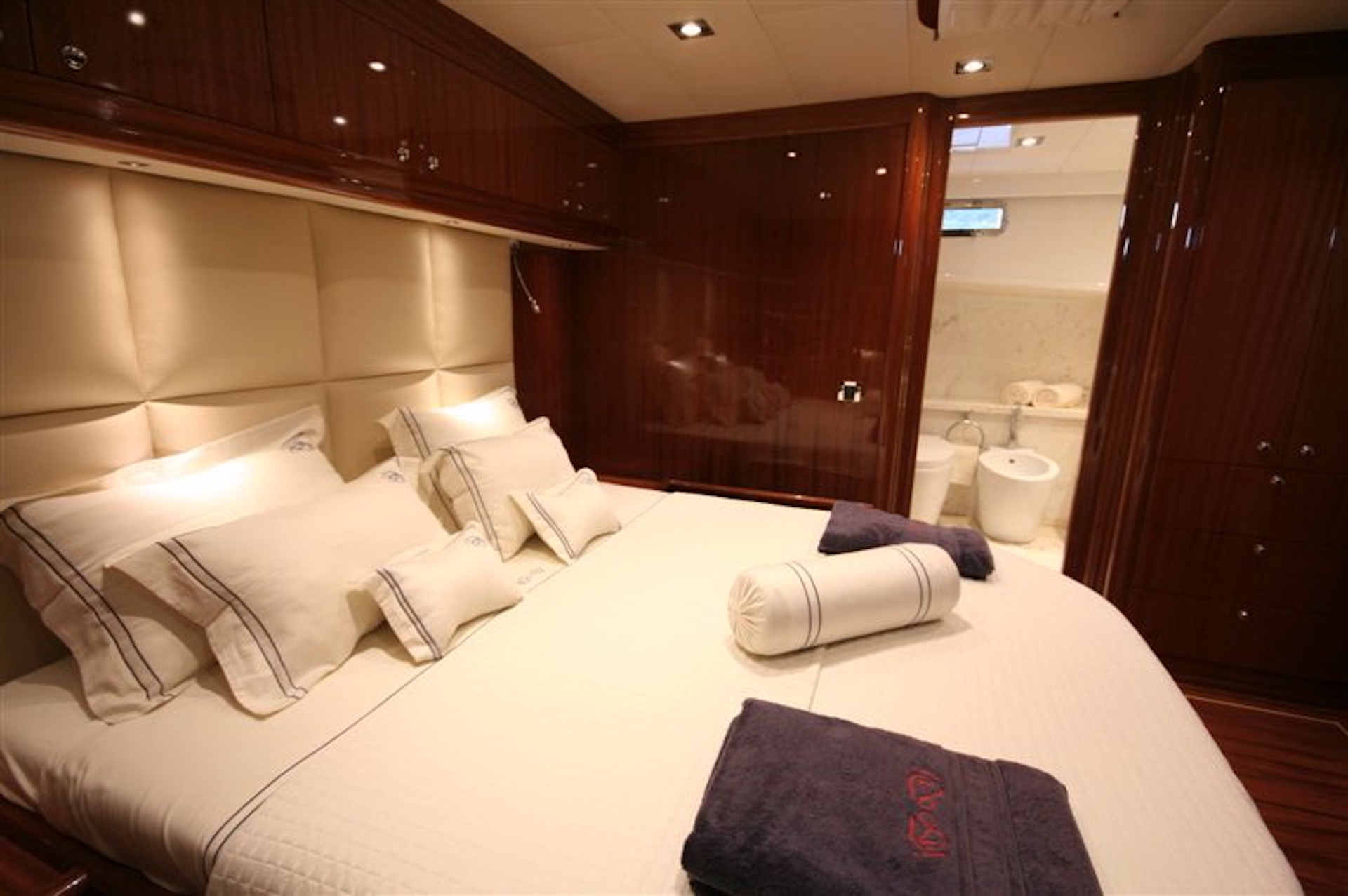 luxury yacht charter Didi cabin