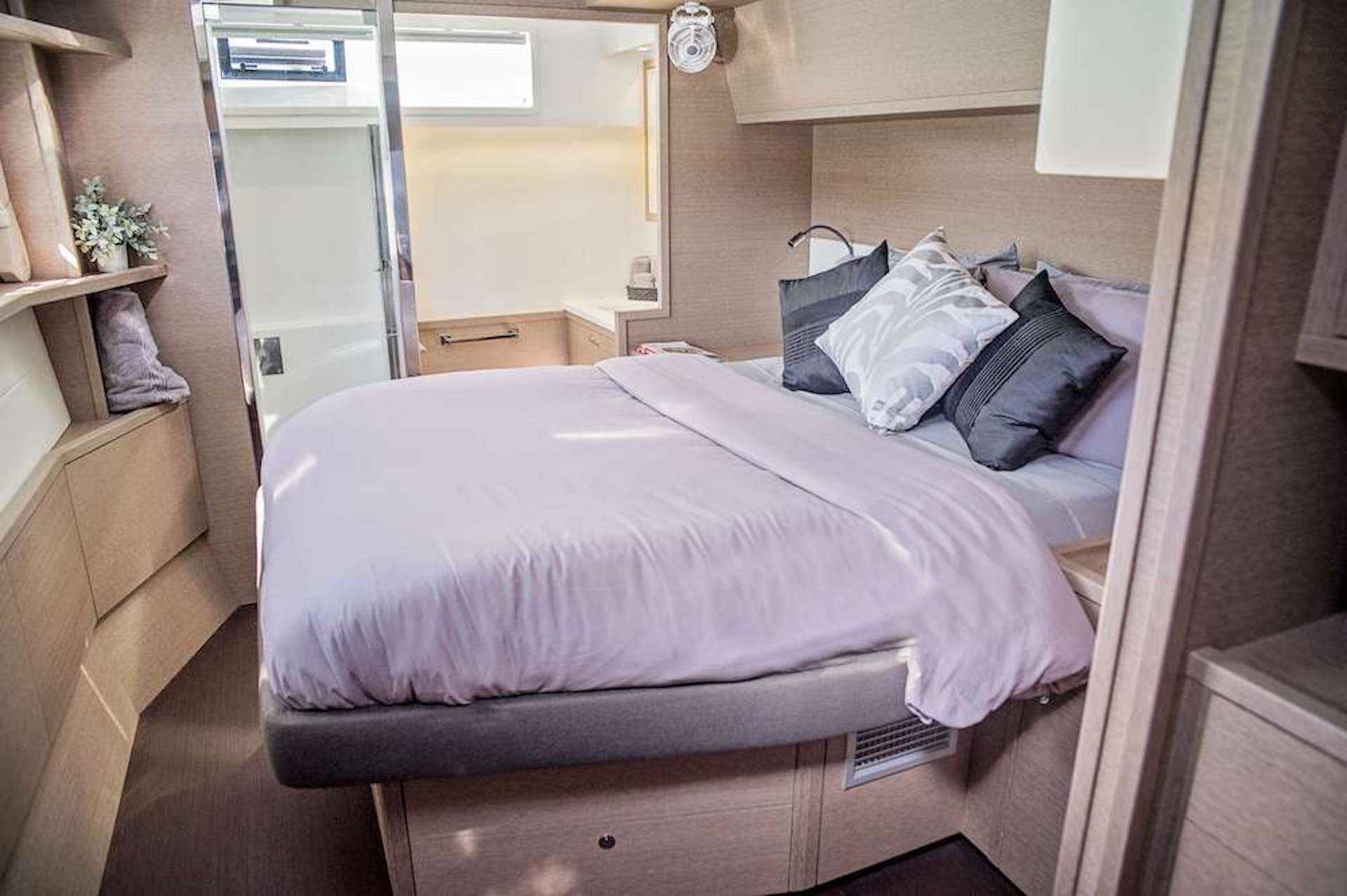 luxury yacht charter Island Hoppin cabin