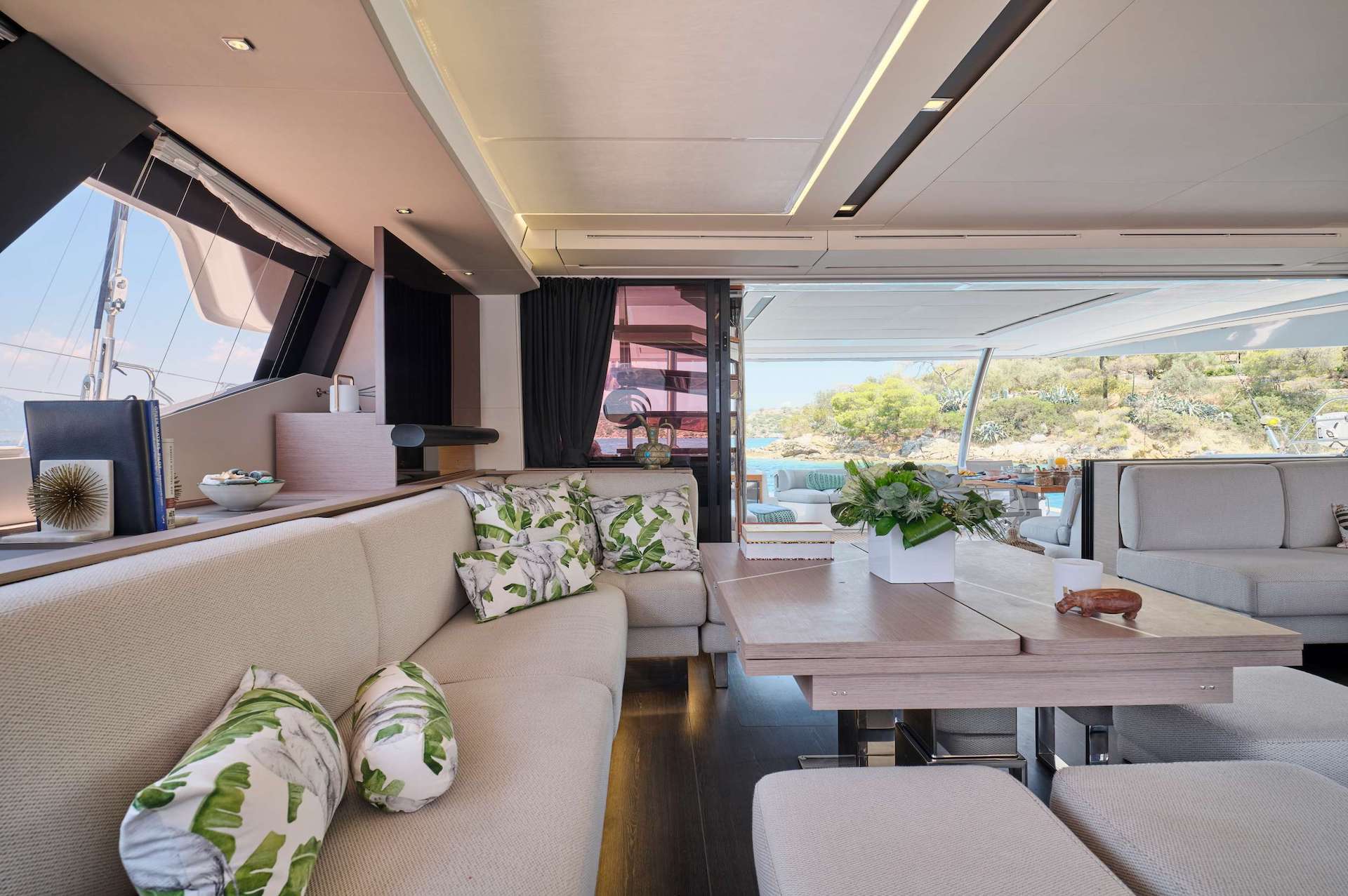 luxury yacht charter Kimata dining