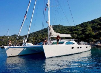 luxury yacht charter Laysan catamaran