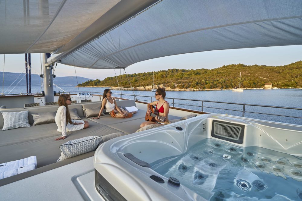 Luxury yacht Dalmatino flybridge