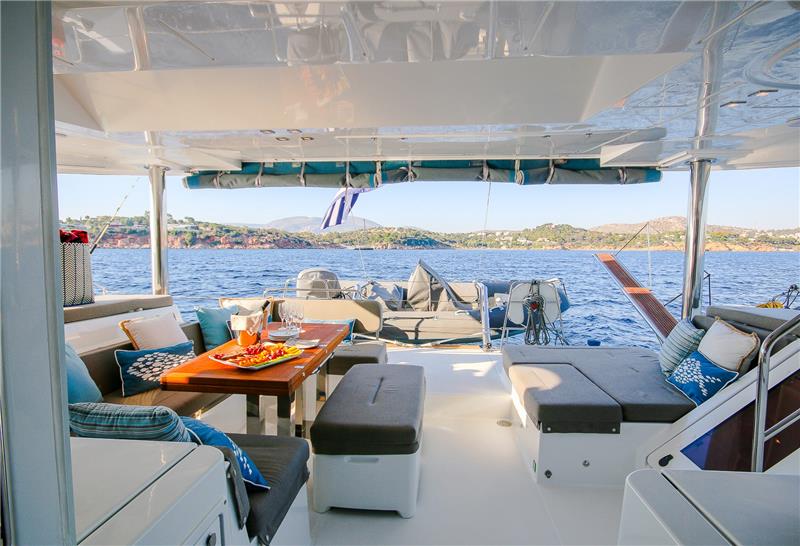 luxury_charter_catamaran_lucky_clover_aft_deck