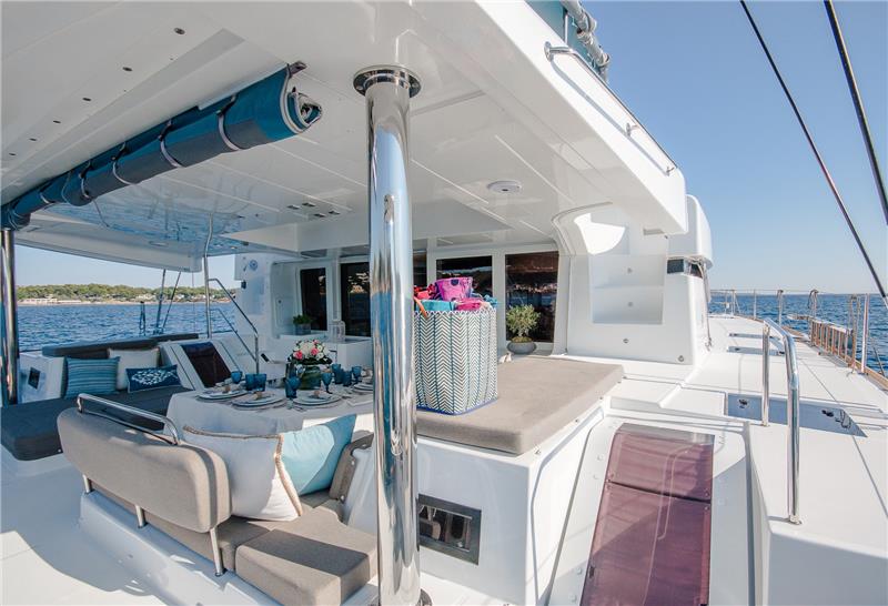 luxury_charter_catamaran_lucky_clover_aft_deck2