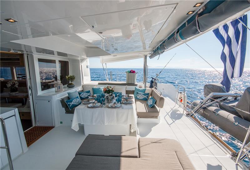 luxury_charter_catamaran_lucky_clover_aft_deck_diining