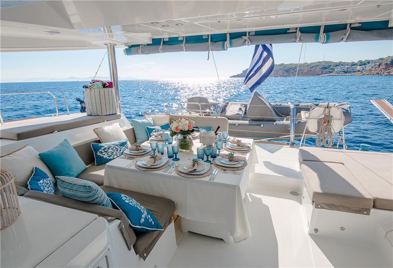 luxury_charter_catamaran_lucky_clover_aft_deck_dining2