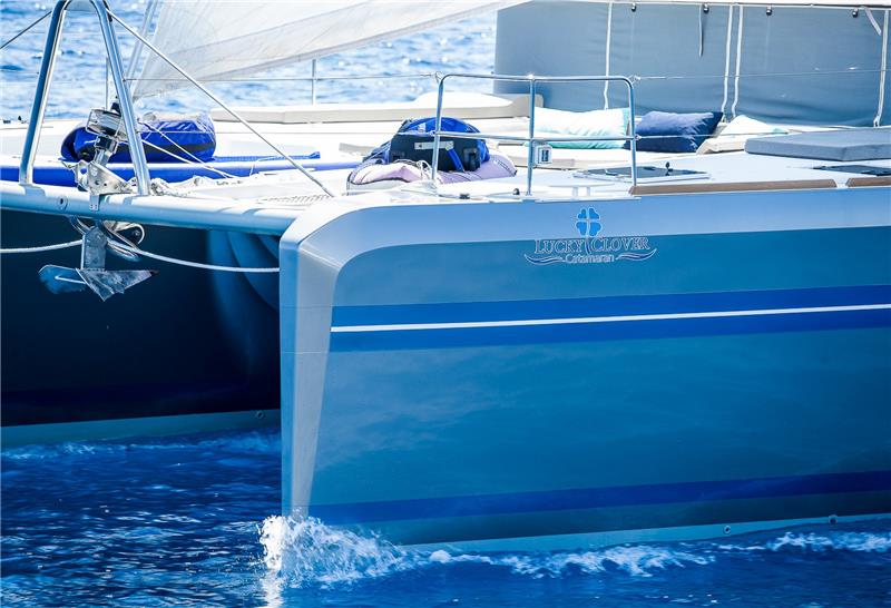 luxury_charter_catamaran_lucky_clover_bow_underway