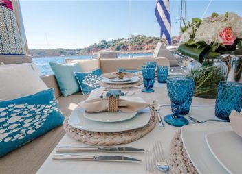 luxury_charter_catamaran_lucky_clover_dining_detail
