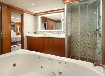 Master bathroom yacht San Limi