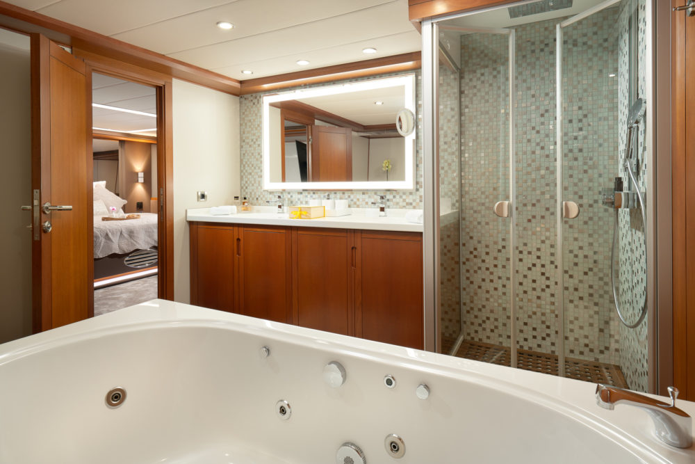 Master bathroom yacht San Limi