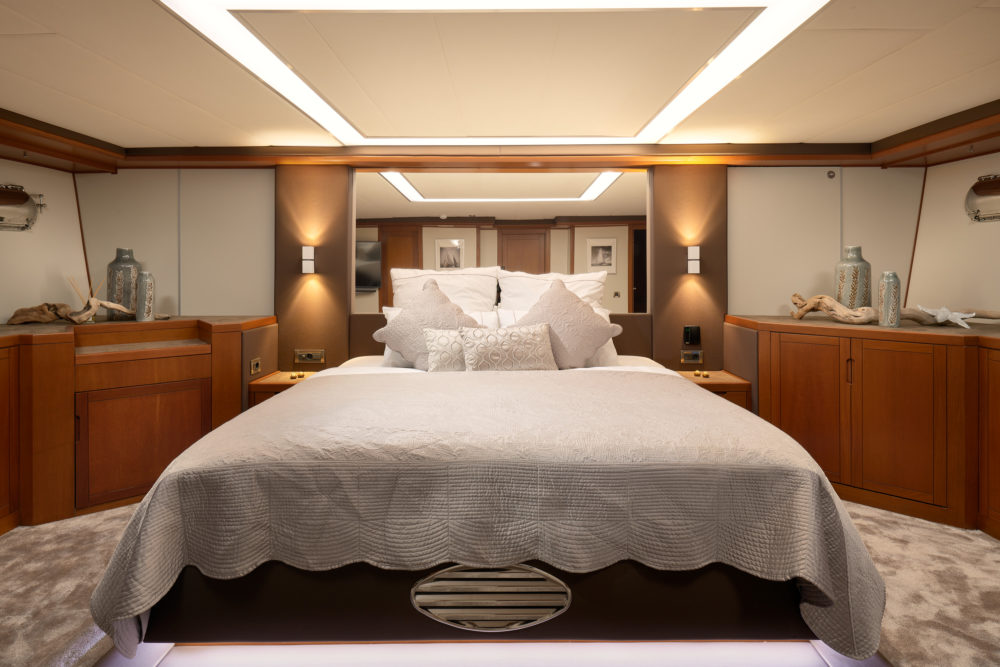 Master cabin yacht San Limi