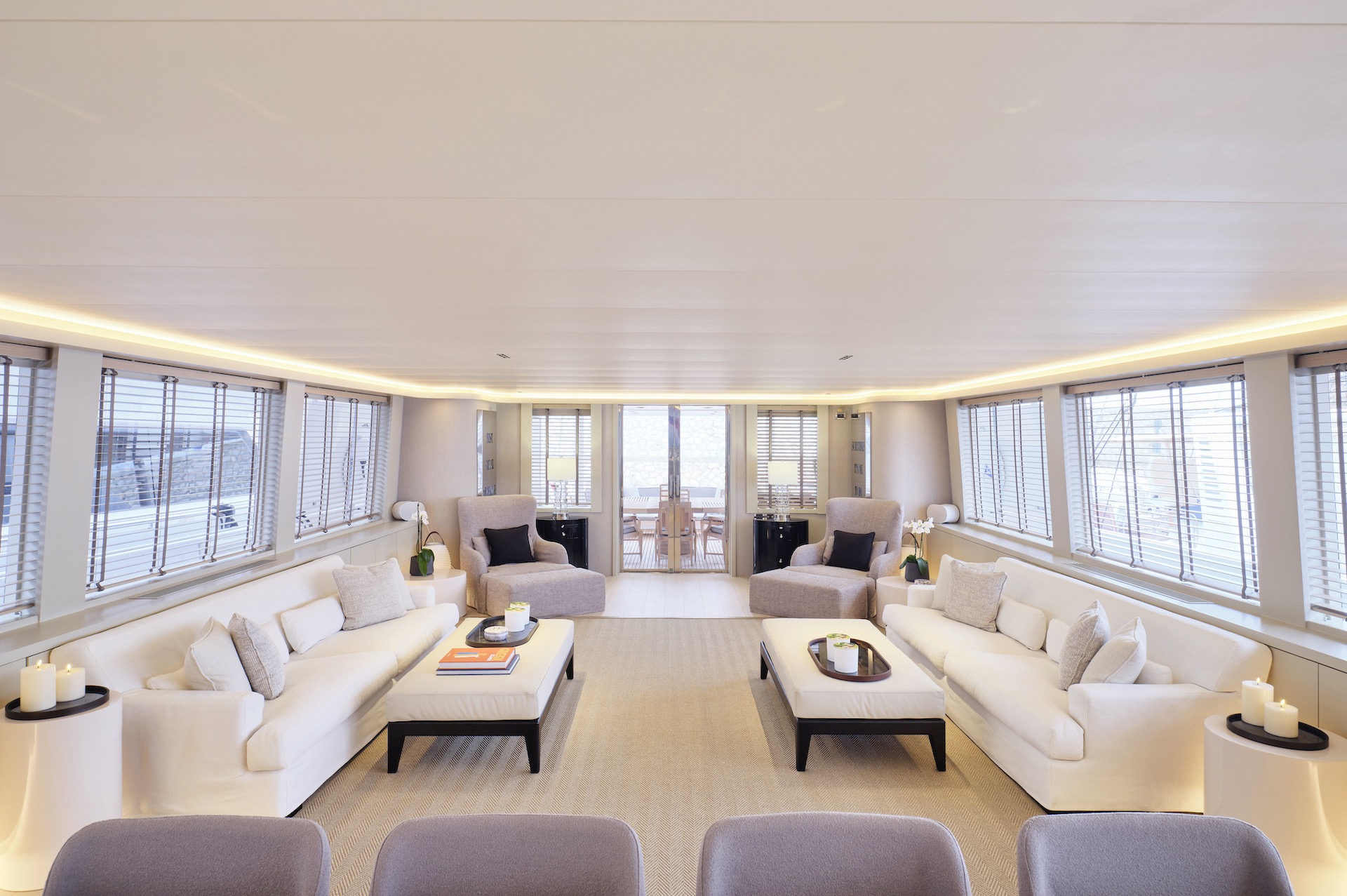 motor yacht charter Endless Summer saloon