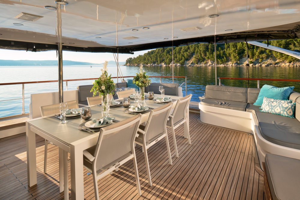 Outdoor dining on yacht San Limi