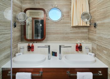 private yacht charter Corsario bathroom