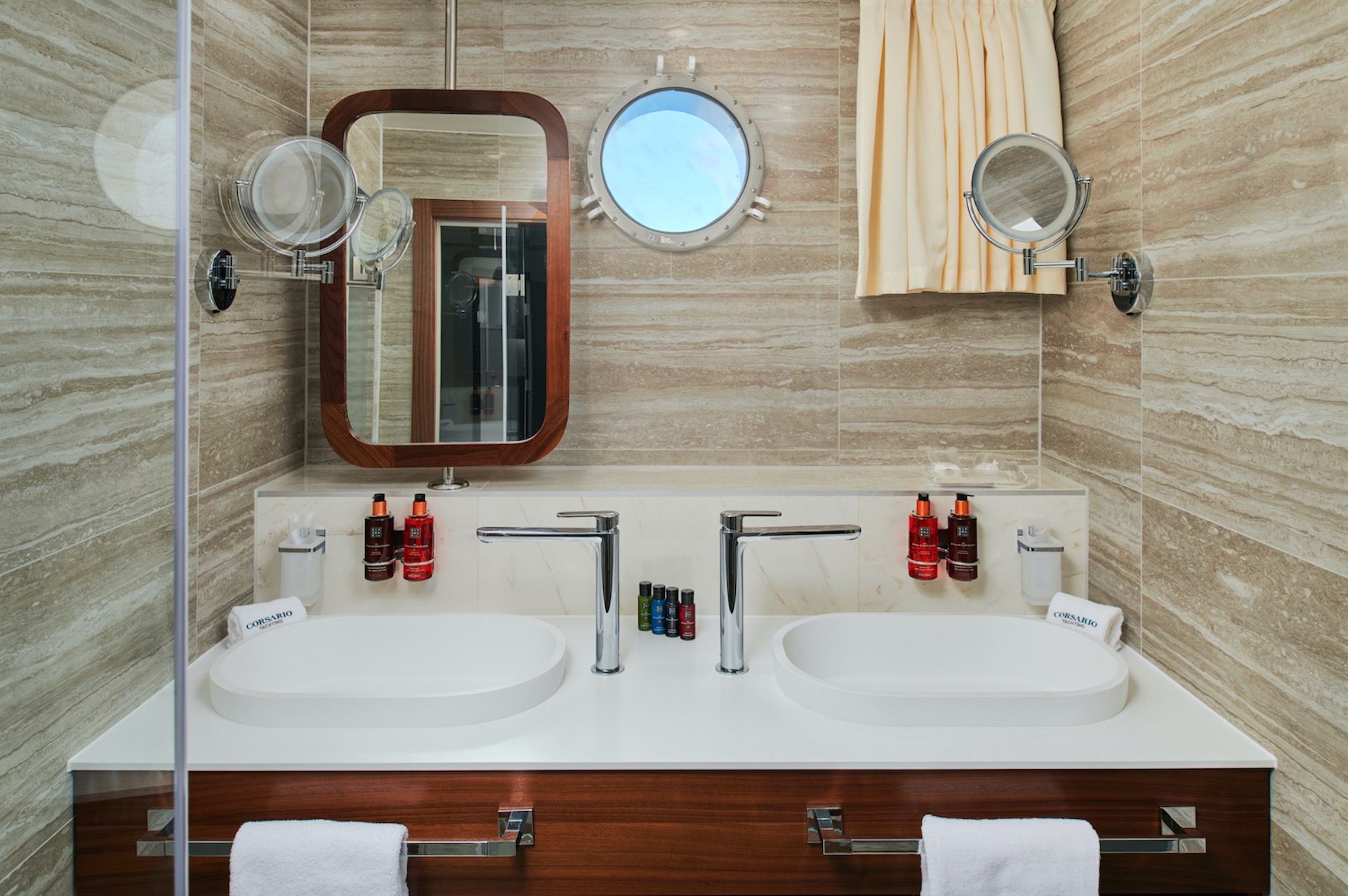 private yacht charter Corsario bathroom