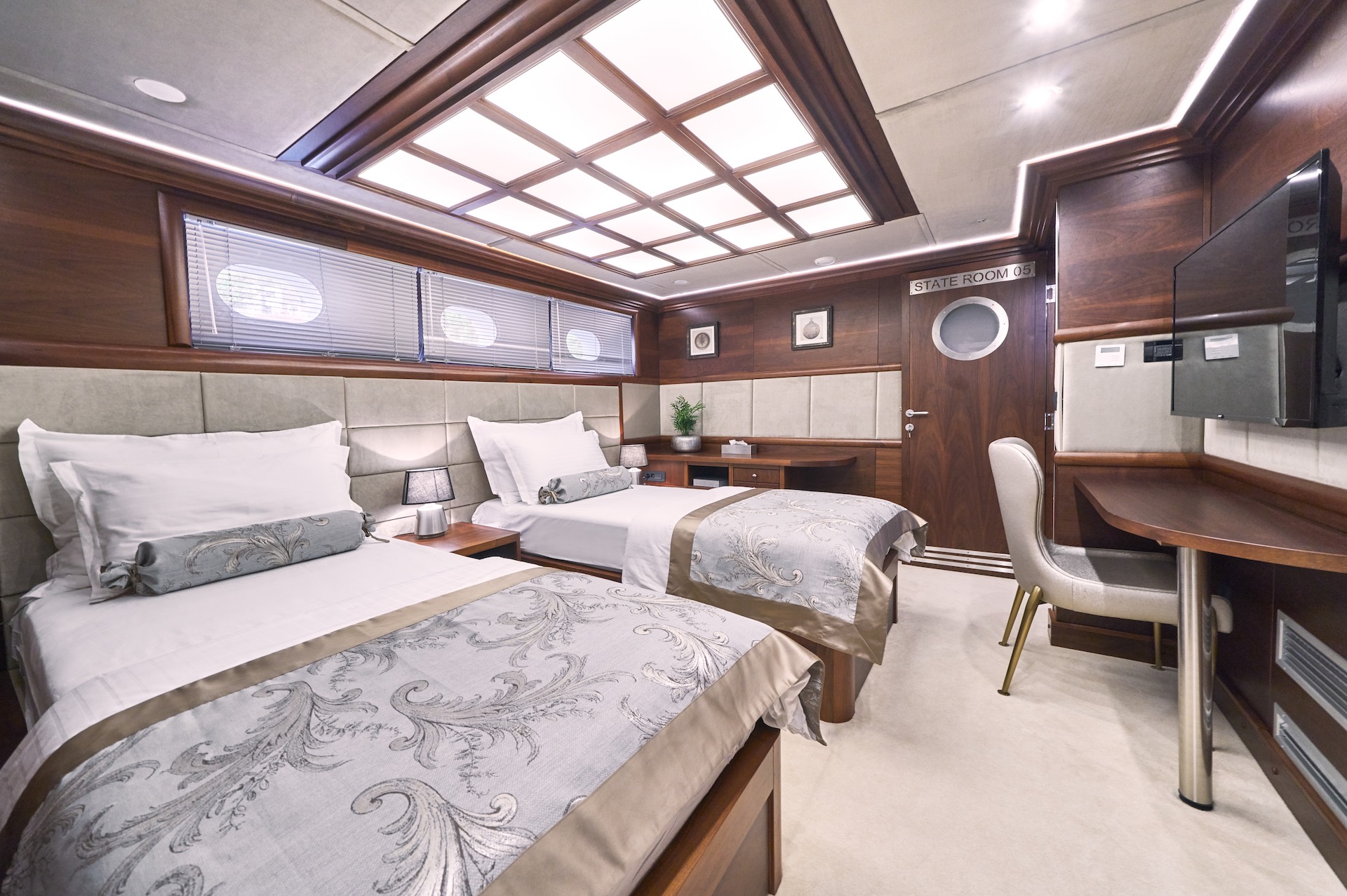 private yacht charter Lady Gita twin cabin