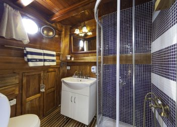 private yacht charter Libra bathroom