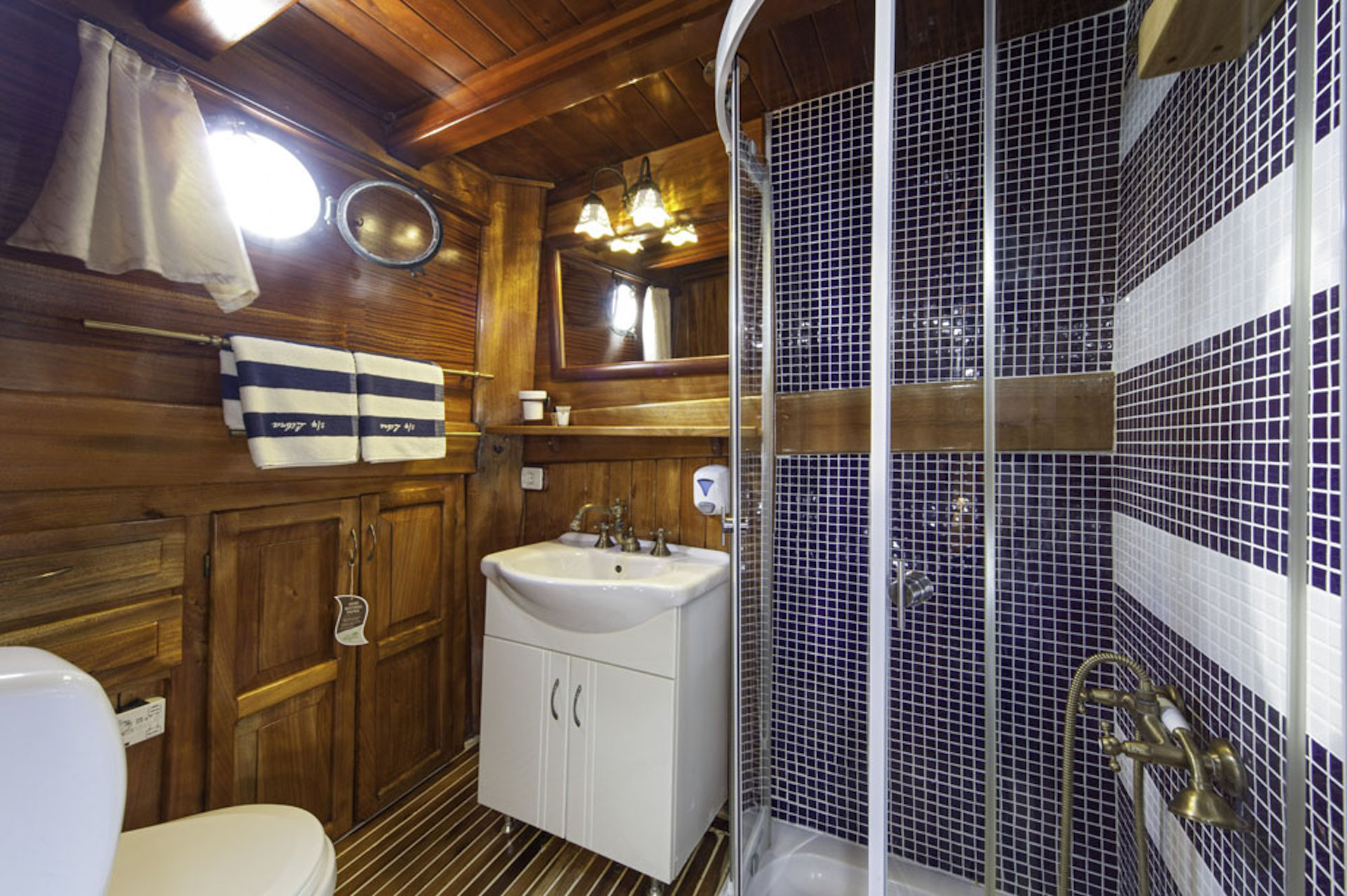 private yacht charter Libra bathroom