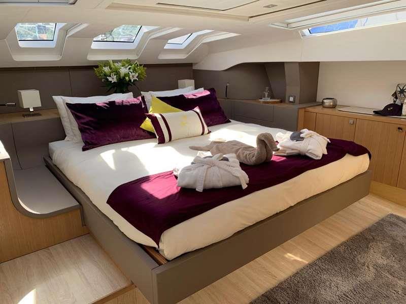 Sailing catamaran NAMASTE master bedroom