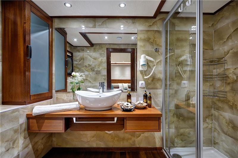 Sailing yacht Alessandro bathroom