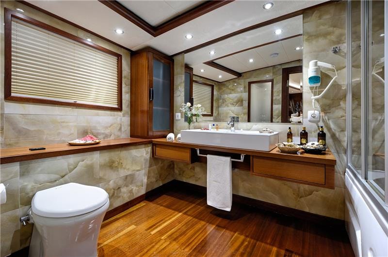 Sailing Yacht Alessandro Master bathroom