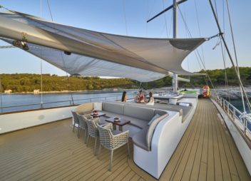 Sailing Yacht Dalmatino flybridge