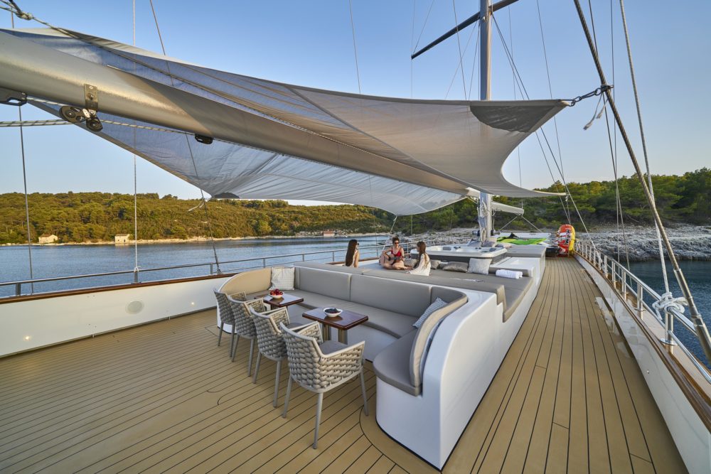 Sailing Yacht Dalmatino flybridge