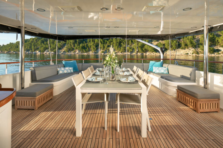 Sailing Yacht San Limi outdoor dining