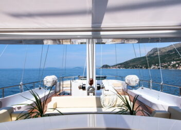 Yacht Aiaxaia flybridge