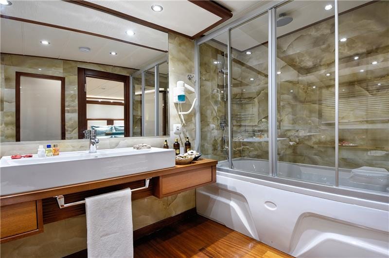 Yacht Alessandro Master cabin bathroom