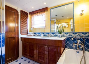 Yacht Benetti Star Of The Sea bathroom