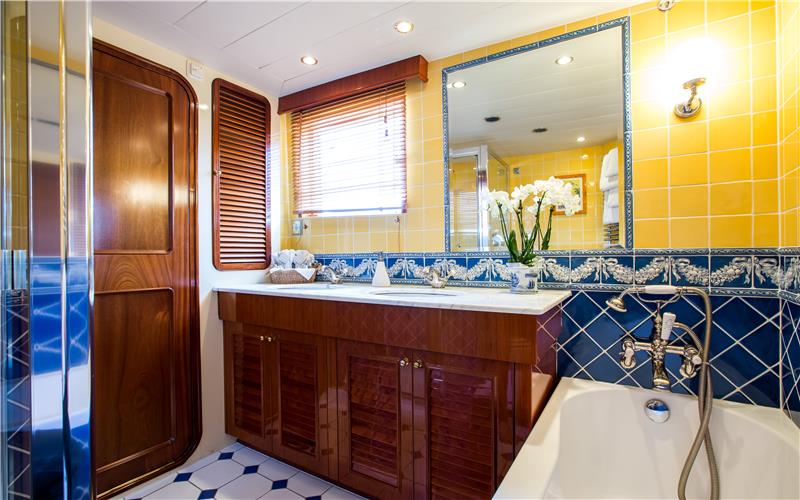 Yacht Benetti Star Of The Sea bathroom