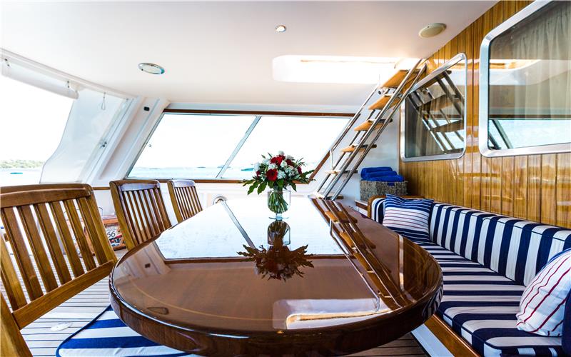 Yacht Benetti Star Of The Sea outdoor dining