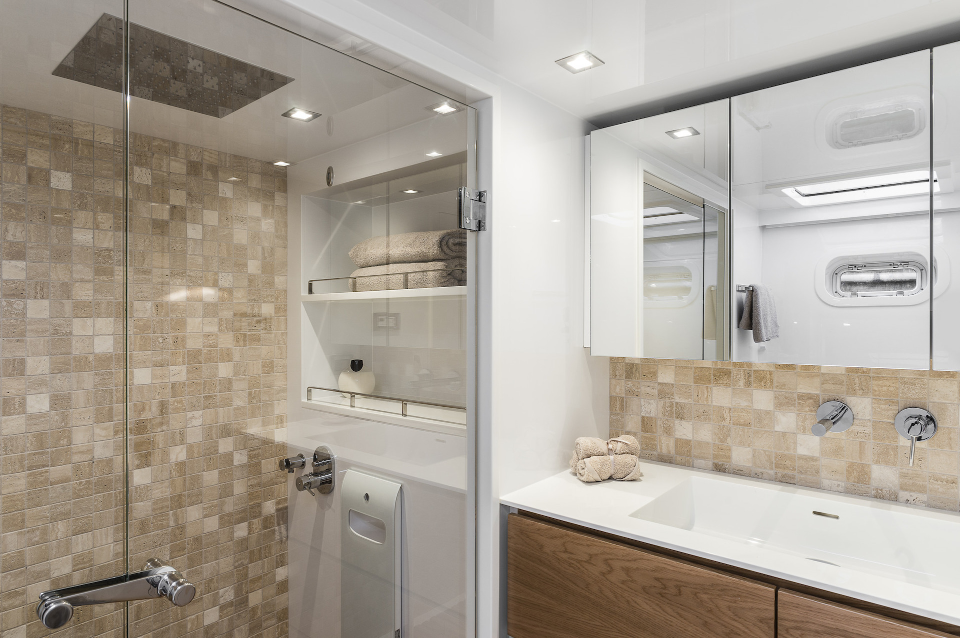 yacht charter Adea bathroom